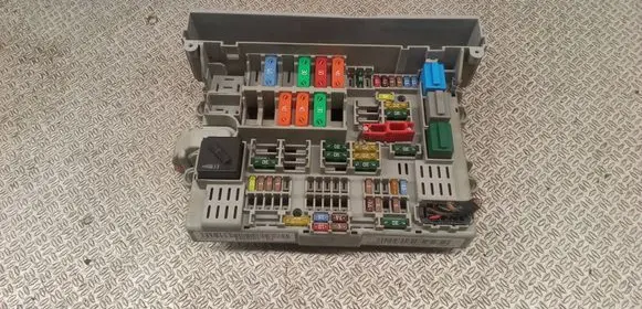 BMW 1 E81 E87 Fuse module 6906607 63920541 690660703
