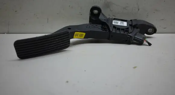 Accelerator throttle pedal