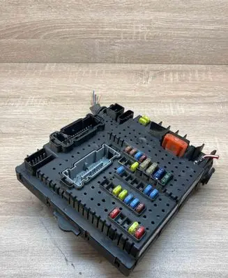 Volvo XC90 Fuse module 30728512 28017881 05W262