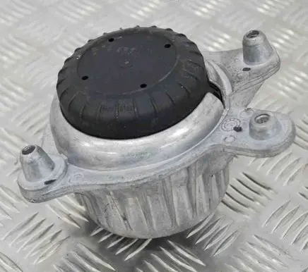 Mercedes-Benz C W205 Engine mount bracket