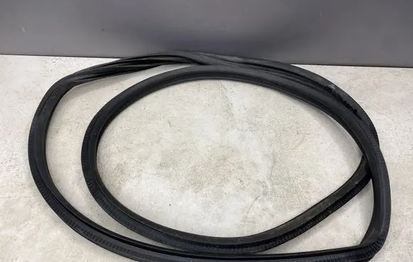Opel Corsa D Front door rubber seal 13189015