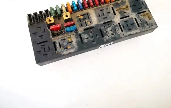 Volkswagen PASSAT B5 Fuse box set 443941822a