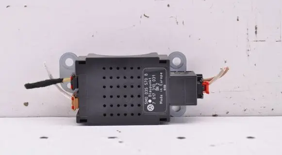 Volkswagen Golf VI Aerial antenna amplifier 5M0035570B