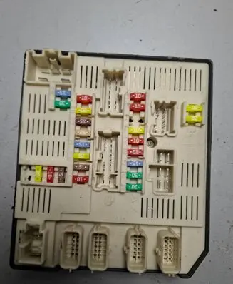 Renault Megane II Fuse module 284B60168R 519331E01 9636317622