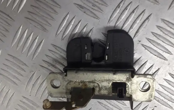 Volkswagen Polo IV 9N3 Tailgate exterior lock 6Q6827505