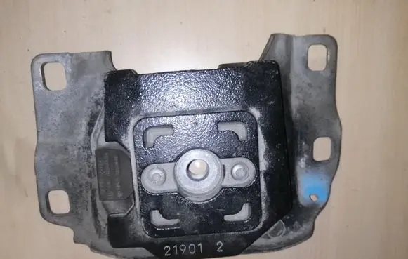 Volvo V50 Engine mount bracket V617M121