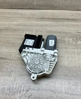 Volkswagen Touran I Front door window regulator motor 1K0959793G 05074612