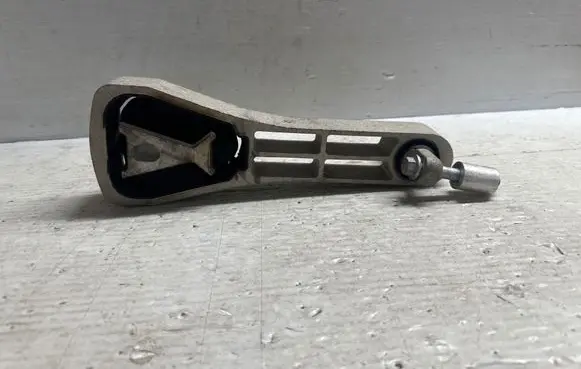 Engine mount bracket
