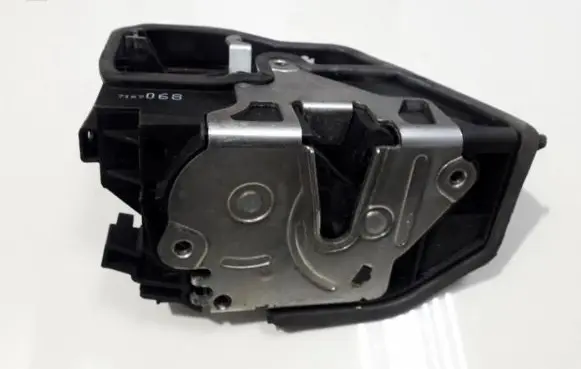 BMW X3 E83 Front door lock 7167068