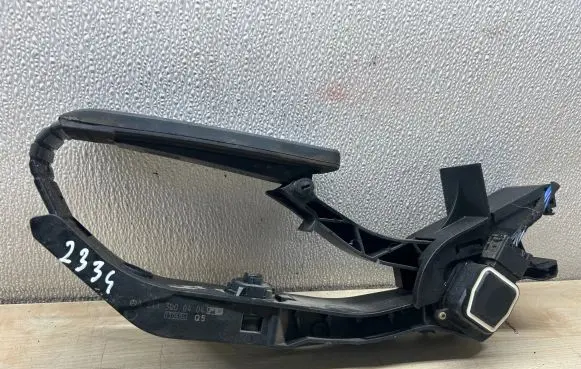 Mercedes-Benz E W211 Accelerator throttle pedal A2113000404