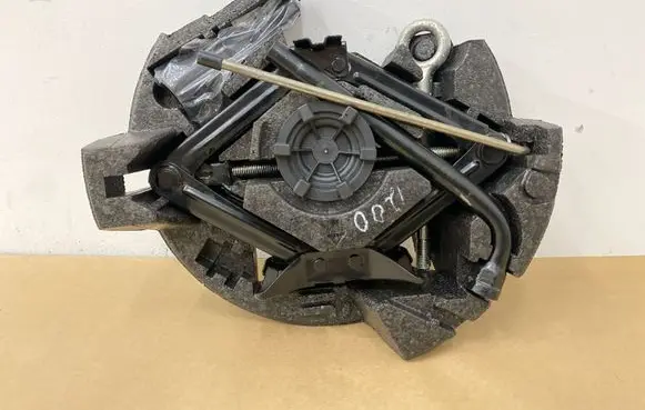 Volvo V40 Tool set 31381882