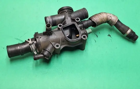 Ford Kuga I Thermostat housing 