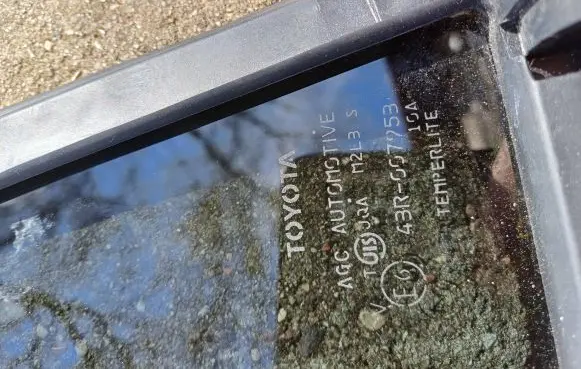 Rear vent window glass