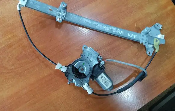 Nissan Almera N16 Front door window regulator with motor 114725 400601T6