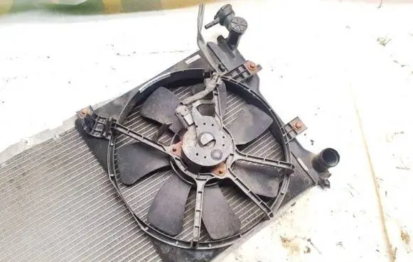 Mazda 626 Radiator cooling fan shroud