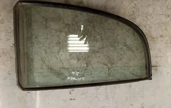 Suzuki Grand Vitara II Rear vent window glass 8466565D