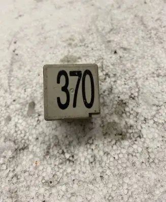 Volkswagen PASSAT B5 Other relay 8D0951253