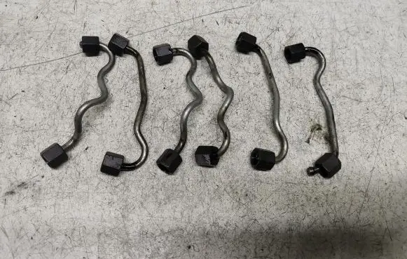 BMW X5 E70 Fuel injector supply line/pipe 