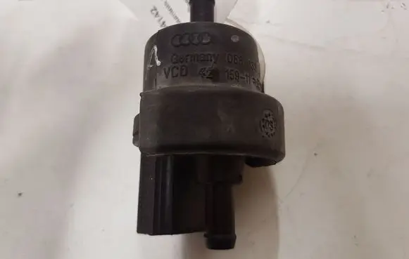 Volkswagen Golf V Vacuum valve 05813359