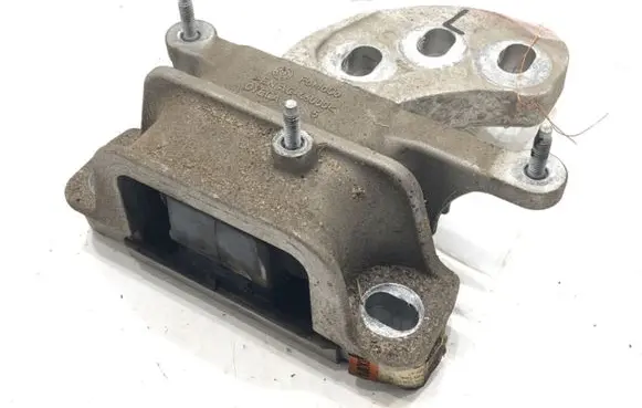 Engine mount vacuum valve