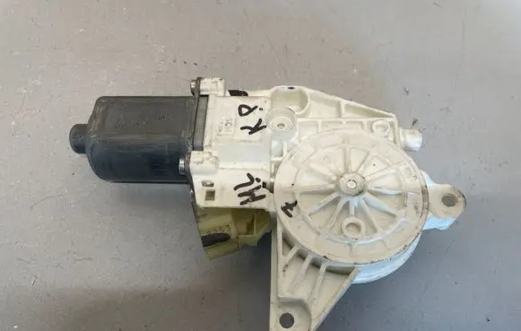 Mercedes-Benz ML W164 Front door window regulator motor A2518200742