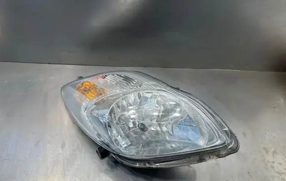 Toyota Yaris Headlight/headlamp 811100D330 89902763