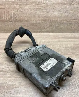 Volkswagen PASSAT B4 Engine control unit/module ECU 028906021AT 0281001368 Used