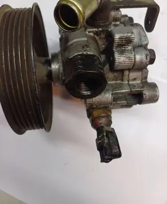 Toyota Avensis T250 Power steering pump 32100