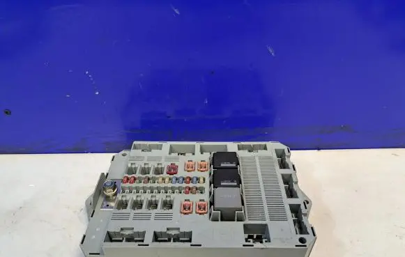Jaguar XF X250 Fuse module 8X2T14B476BD 7340955340