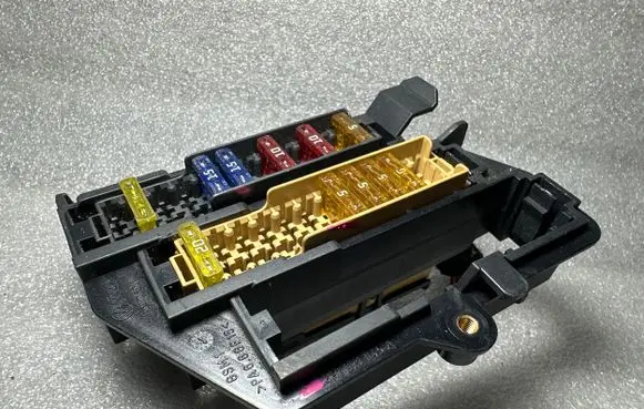 Audi A6 S6 C6 4F Fuse module 4F1971845A