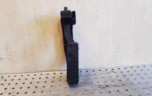 Mercedes-Benz CLS C219 Accelerator throttle pedal A2033010001