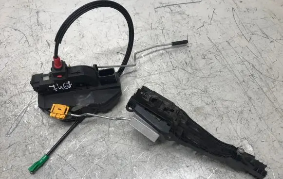 Opel Zafira C Rear door lock 3023881 13579565