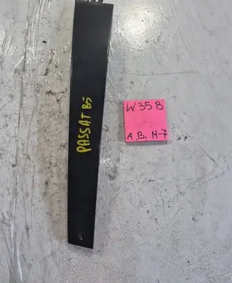 Volkswagen PASSAT B5 Front door glass trim molding 3B0837901