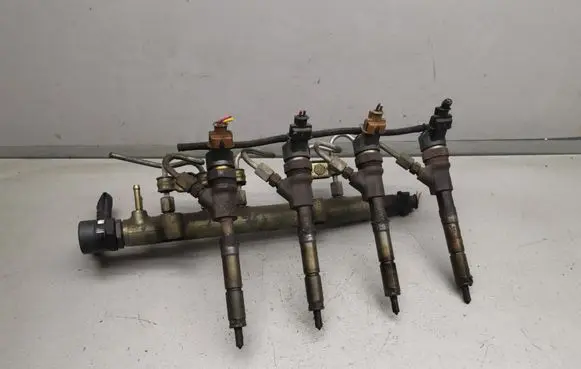 Toyota Yaris Fuel injectors set 0445110154 236700N010 0445214046