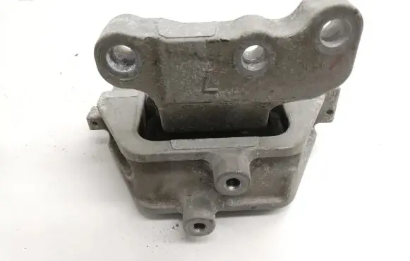 Mitsubishi Outlander Engine mount bracket