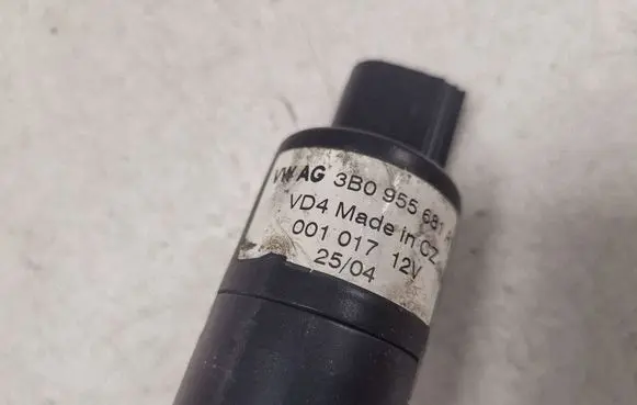 Audi A6 S6 C5 4B Headlight washer pump 3B0955681A