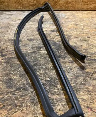 Opel Tigra B Front door rubber seal EPDMM608D