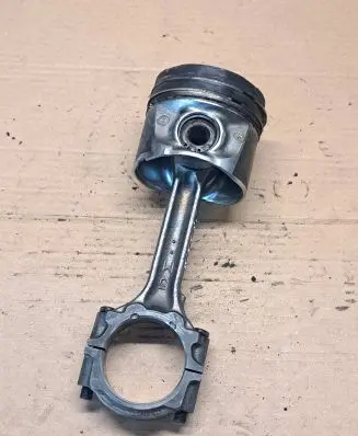 Nissan X-Trail T30 Piston with connecting rod