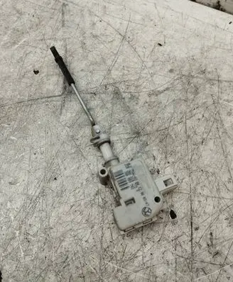 Volkswagen PASSAT B5 Central locking motor 3B0810773A 3B0959782