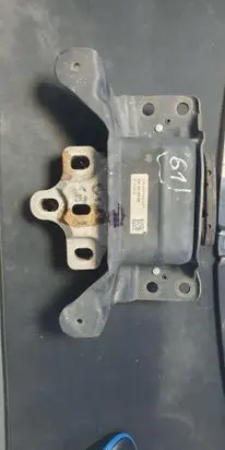 Engine mount vacuum valve