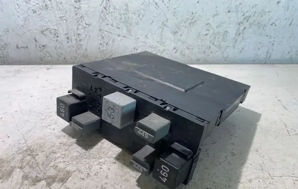 Volkswagen PASSAT B6 Fuse module 3C8937049D