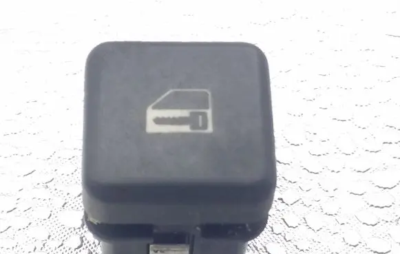 BMW 5 E39 Central locking switch button 8360828