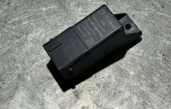 Citroen C4 III e-C4 Glow plug pre-heat relay 9803299780