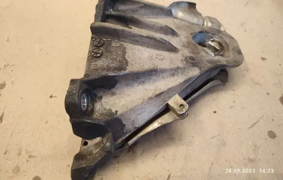 BMW X5 E70 Engine mounting bracket 6790022