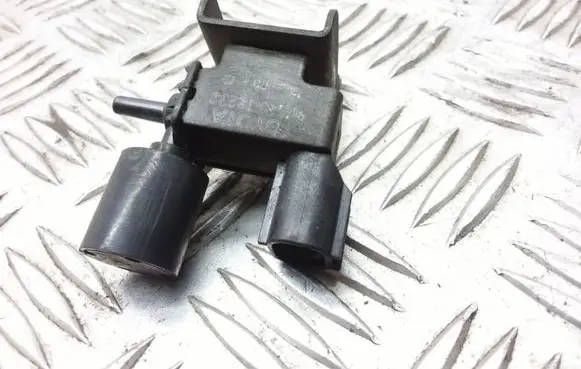 Toyota Corolla E120 E130 Valve vacuum 9091012232