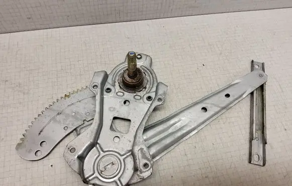 Rear door manual window regulator