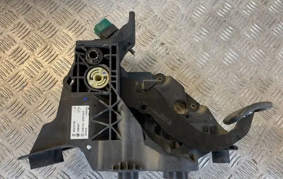 Opel Vivaro Brake pedal 465010176R 0015049 93868407