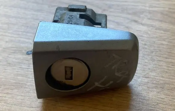 Opel Astra H Front door lock (next to the handle) 24463527