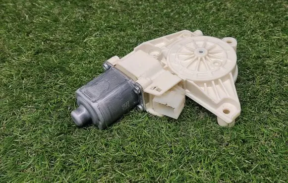 Mercedes-Benz C W204 Front door window regulator motor A2048200142 0130822503