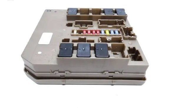 Renault Clio III Fuse module 674654A 7U01K1636